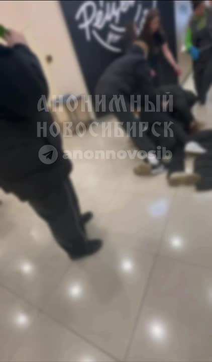 В ТЦ "Сан-Сити" в Новосибирске избили девочку-подростка