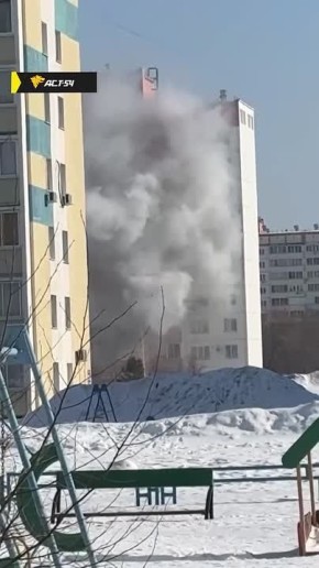 Квартира горит на втором этаже дома №14/8 на Петухова в Новосибирске