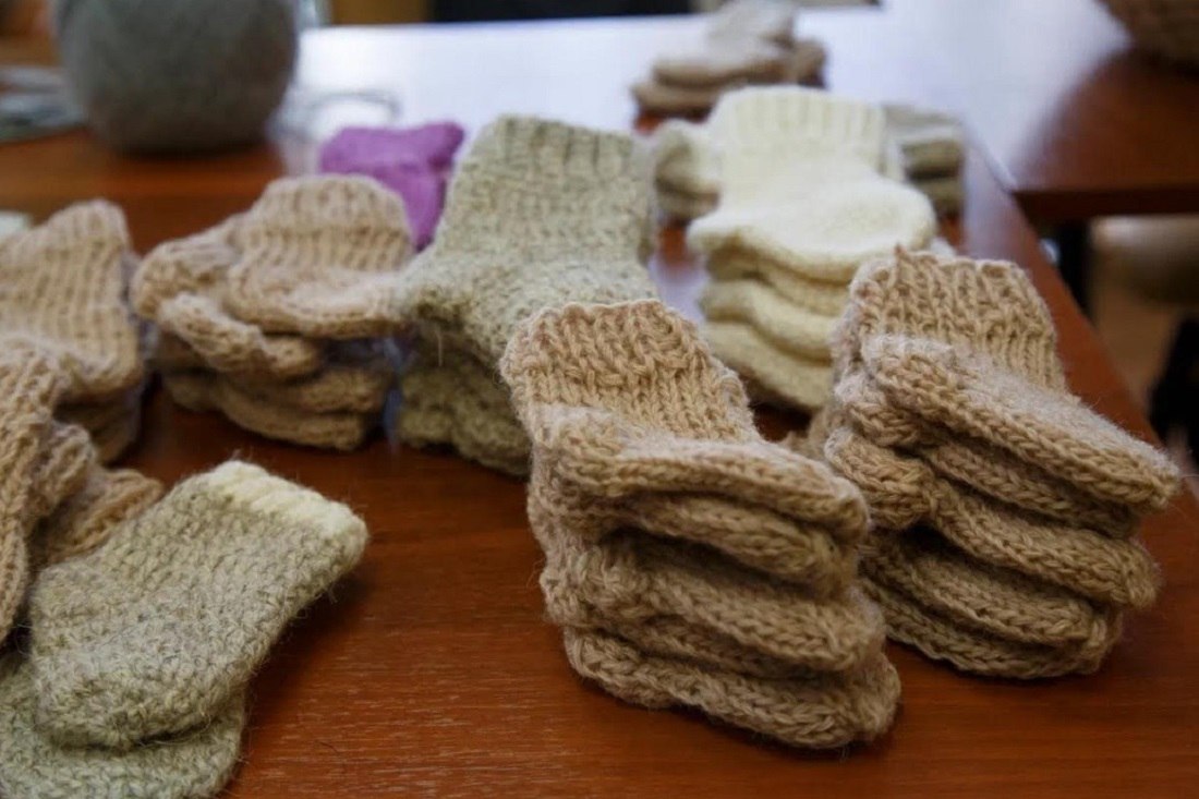 Крошечные носочки для недоношенных малышей вяжут волонтёры Академгородка Крошечные носочки для недоношенных малышей вяжут волонтёры Академгородка