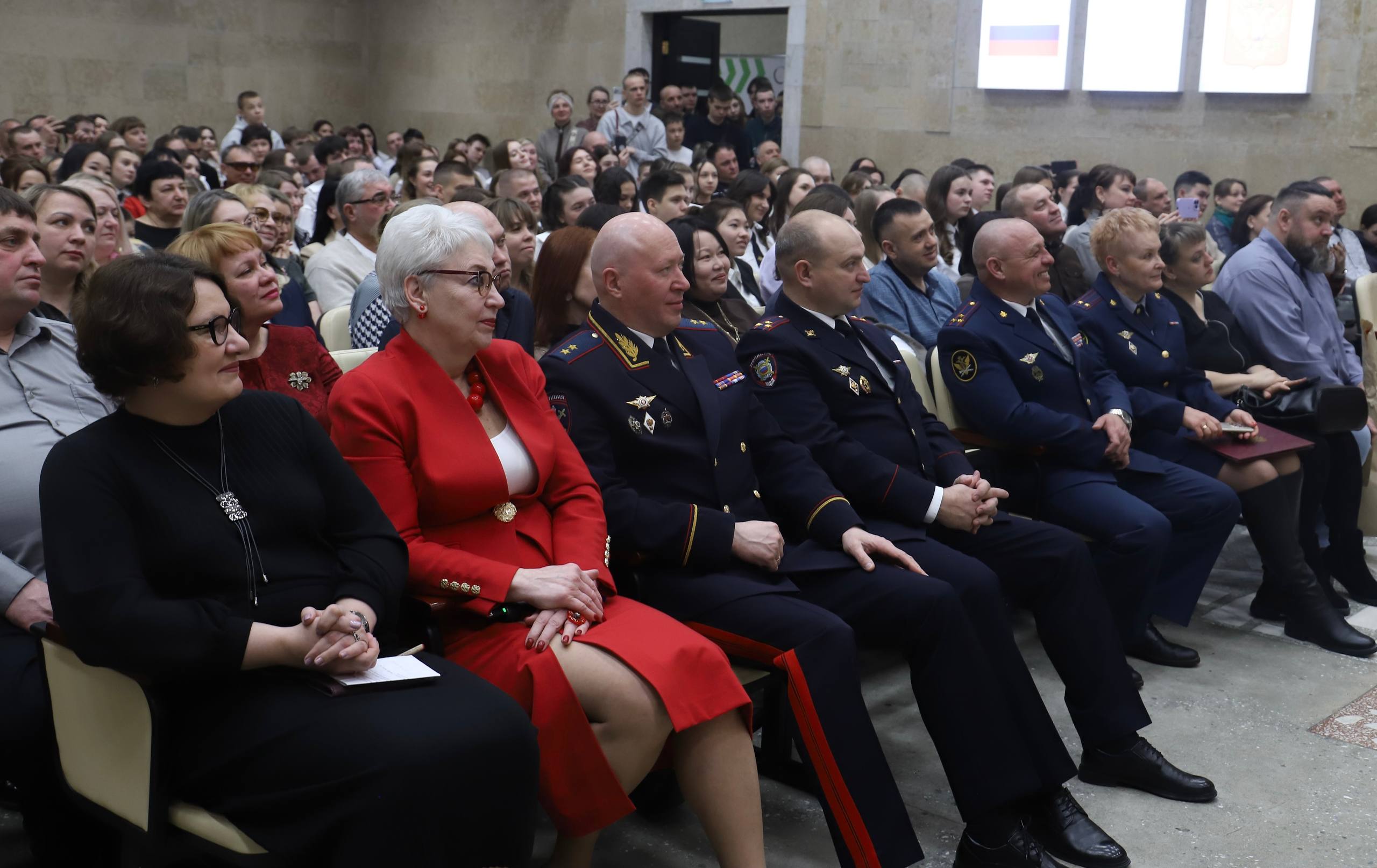 Начальник ГУ МВД России по Новосибирской области принял участие в церемонии вручения дипломов выпускникам Новосибирского кооперативного техникума имени А.Н. Косыгина по специальности «Правоохранительная деятельность» Начальник ГУ МВД России по Новосибирской области принял участие в церемонии вручения дипломов выпускникам Новосибирского кооперативного техникума имени А.Н. Косыгина по специальности «Правоохранительная деятельность»