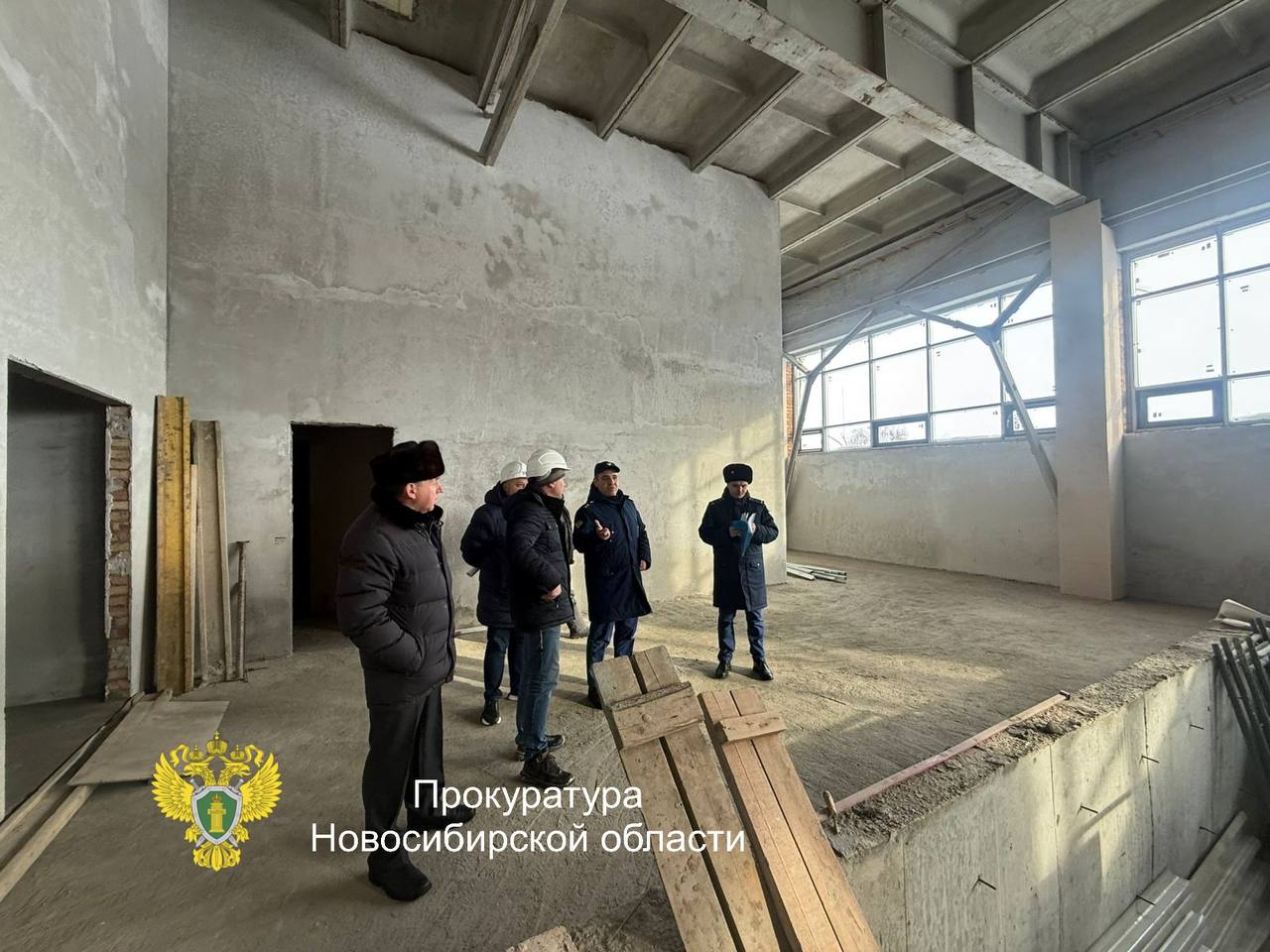 Сегодня прокурор области Александр Бучман проверил ход строительства здания физкультурно-оздоровительного комплекса в с. Северное, которое возводится с 2024 года в рамках государственной программы «Развитие физической... Сегодня прокурор области Александр Бучман проверил ход строительства здания физкультурно-оздоровительного комплекса в с. Северное, которое возводится с 2024 года в рамках государственной программы «Развитие физической...