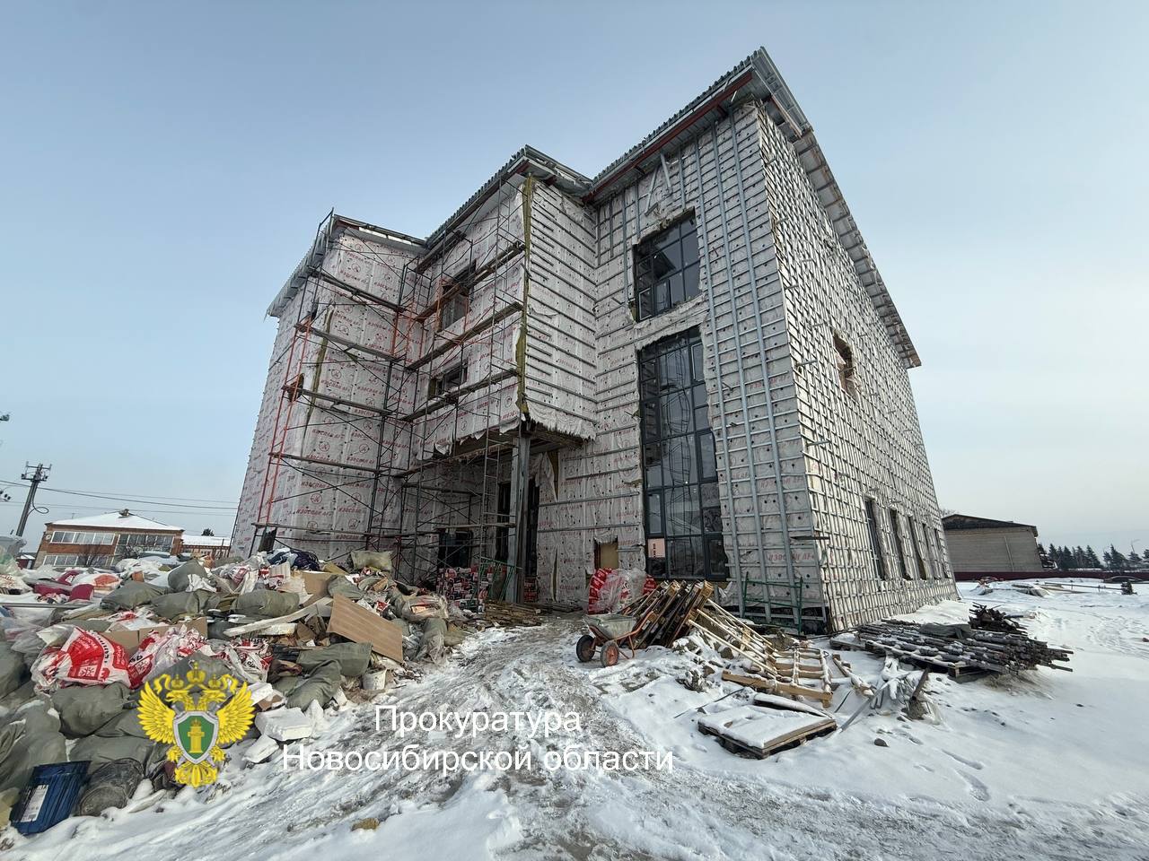 Сегодня прокурор области Александр Бучман проверил ход строительства здания физкультурно-оздоровительного комплекса в с. Северное, которое возводится с 2024 года в рамках государственной программы «Развитие физической... Сегодня прокурор области Александр Бучман проверил ход строительства здания физкультурно-оздоровительного комплекса в с. Северное, которое возводится с 2024 года в рамках государственной программы «Развитие физической...