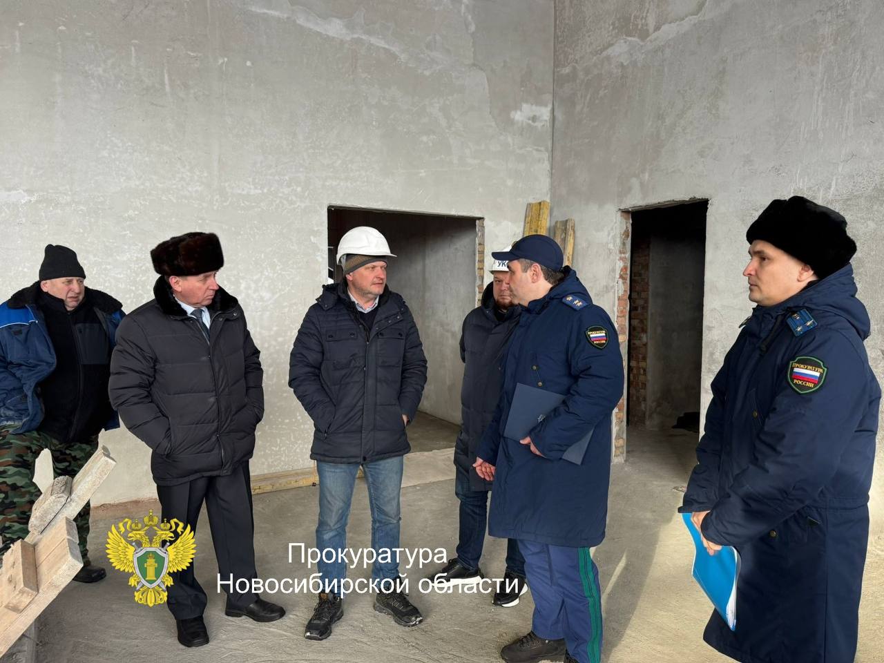 Сегодня прокурор области Александр Бучман проверил ход строительства здания физкультурно-оздоровительного комплекса в с. Северное, которое возводится с 2024 года в рамках государственной программы «Развитие физической... Сегодня прокурор области Александр Бучман проверил ход строительства здания физкультурно-оздоровительного комплекса в с. Северное, которое возводится с 2024 года в рамках государственной программы «Развитие физической...