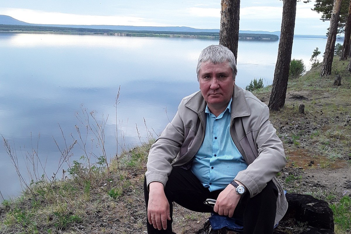 «Сын молил врачей: «Спасите батю»»: писатель лишился зрения на одном глазу после стройки на даче