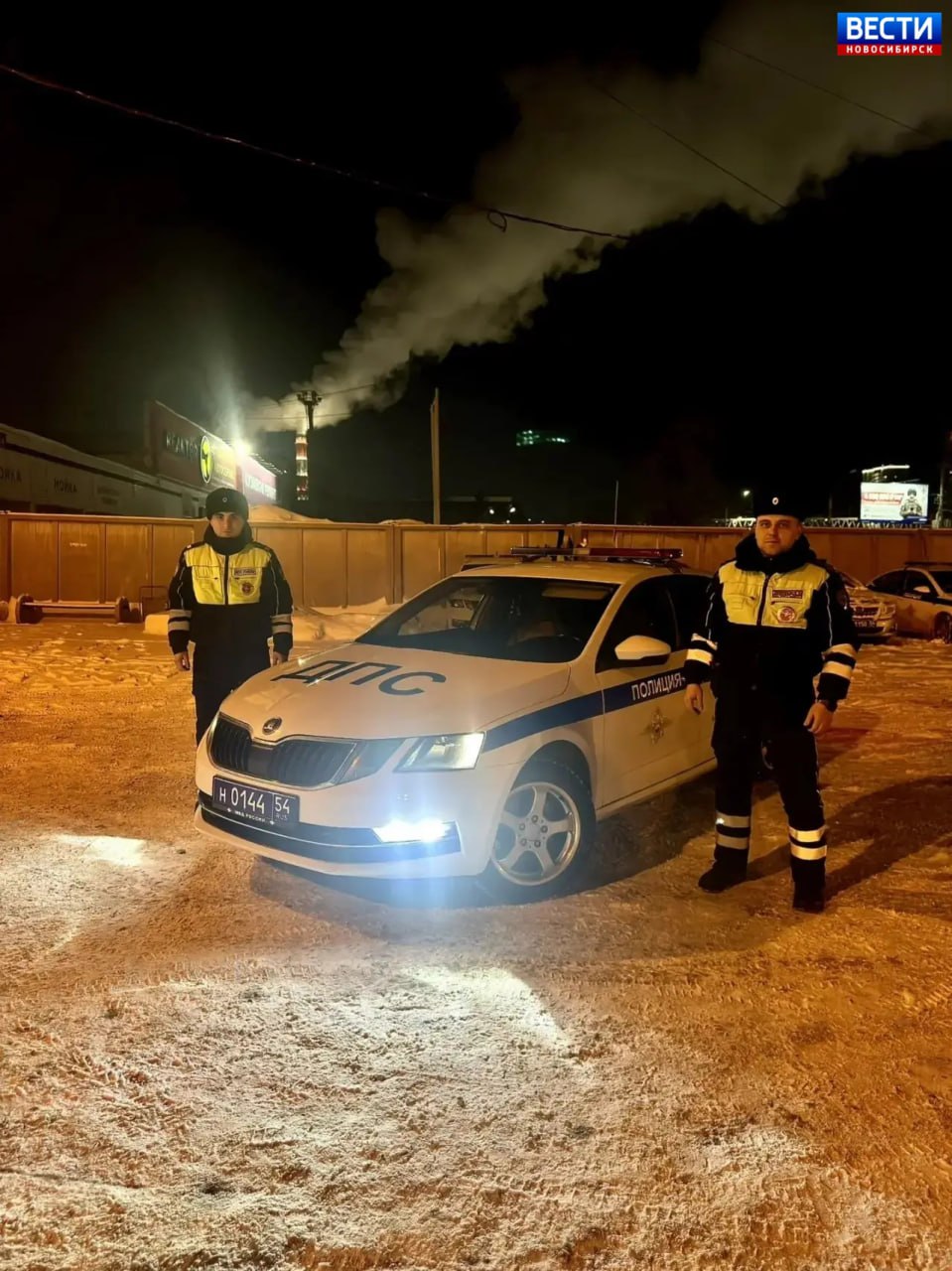 Помогли роженице. В Новосибирске будущий папа остановил патруль ДПС — у его жены начались схватки, а до перинатального центра на улице Немировича-Данченко была пробка на мосту