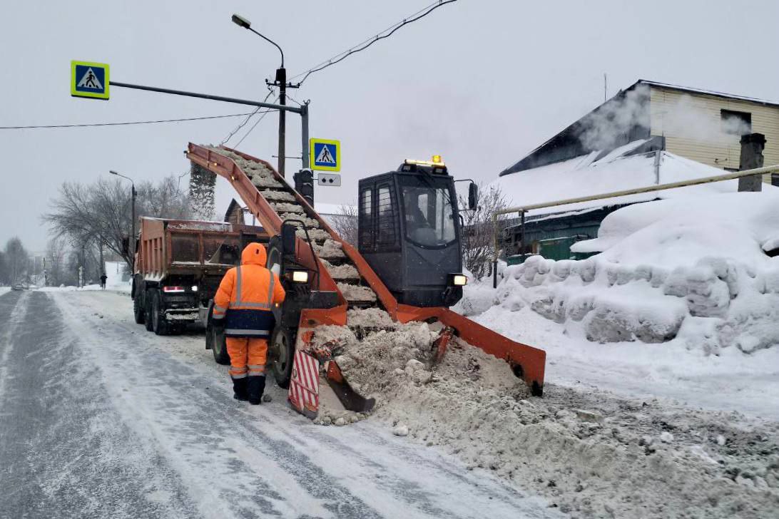 Максим Кудрявцев: Продлены смены дорожных служб для оперативной уборки снега из-за метели и пурги