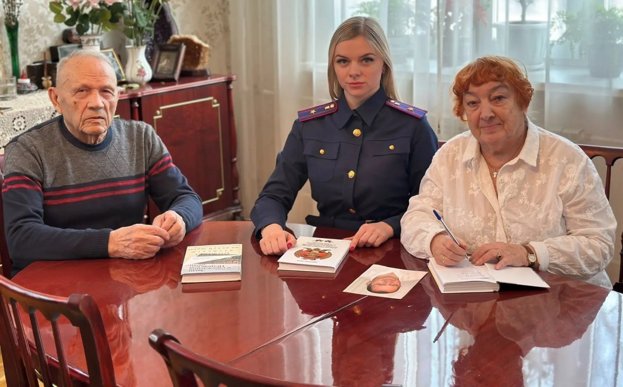 На днях офицеры СК России побывали в гостях у супруги и матери профессора Дмитрия Серова