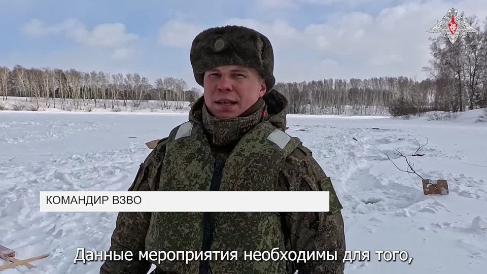 Минобороны России: Специалисты инженерно-саперного подразделения РВСН вышли на лед притоков Оби в Новосибирской области, чтобы не дать паводку затопить окрестные села