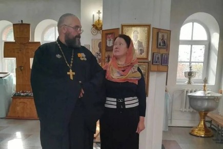 «Смотрю словно через соломинку»: новосибирский священник может остаться без зрения из-за глаукомы