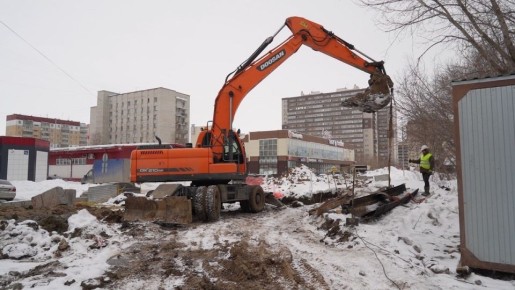 Глубокий котлован под насосную станцию вырыли на улице Петухова