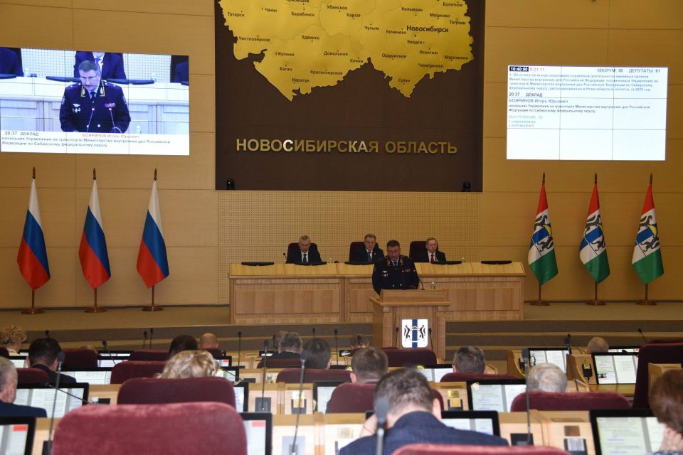 Начальник УТ МВД России по СФО Игорь Бояринов выступил перед депутатами Законодательного собрания Новосибирской области