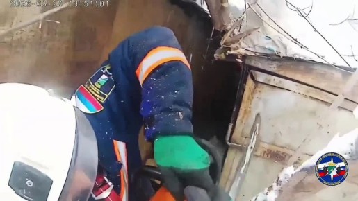 В Новосибирске спасли 10-летнего мальчика, застрявшего между гаражами