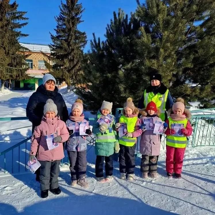 На территории Венгеровского района сотрудник Госавтоинспекции совместно с воспитанниками детского сада провели Акцию: «Пристегните самого дорогого!»
