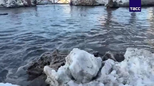 Стометровая лужа образовалась на улице Русской в Новосибирске из-за перемерзания ливневки