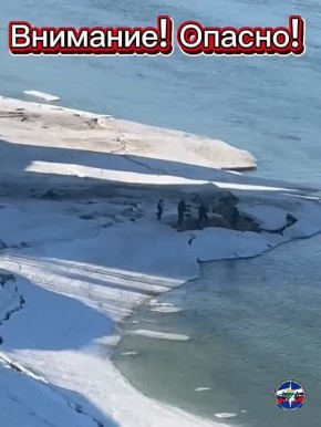 Опасные игры на Оби: подростки рисковали жизнью, гуляя по тонкому льду