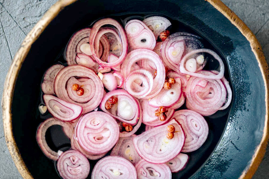 Нежный лук-шалот: секреты быстрого маринования