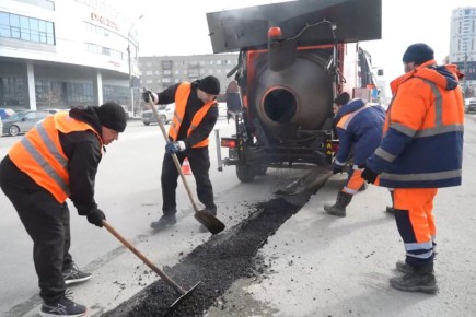 Рециклер кладёт заплатки из горячего асфальта на улице Кошурникова