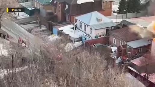 На улице Телевизионной в Новосибирске загорелся частный дом