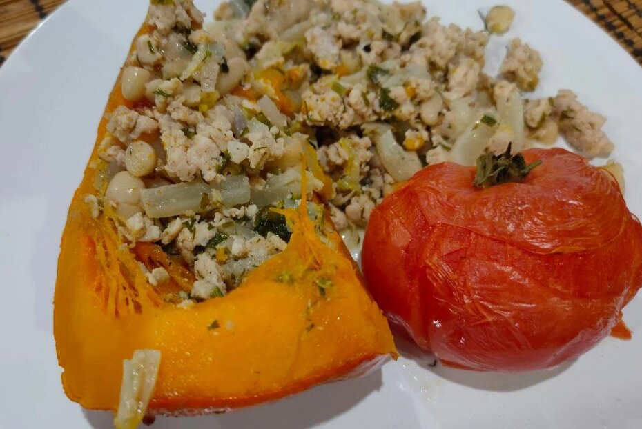 Тыква, фаршированная куриным мясом и фасолью