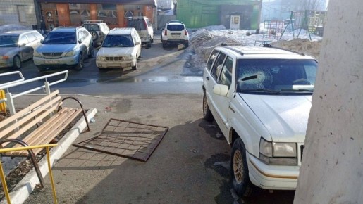 В Новосибирске с крыши многоэтажки сбросили решетку на автомобиль