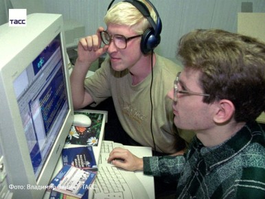 #архив_ТАСС_Сибирь. 7 апреля — День рождения Рунета На фото специализированный компьютерный зал в новосибирской областной библиотеке для незрячих и слабовидящих