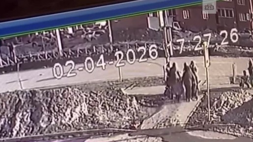 В Новосибирске мать с коляской сбили две школьницы, которые на электросамокате вдвоем неслись по тротуару