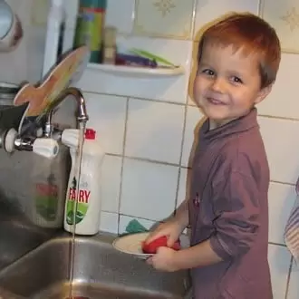 Как детское подражание родителям влияет на развитие