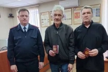 Двое пенсионеров из Новосибирской области впервые получили российские паспорта