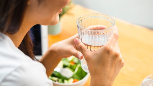 Тонкости употребления воды во время еды: что стоит знать
