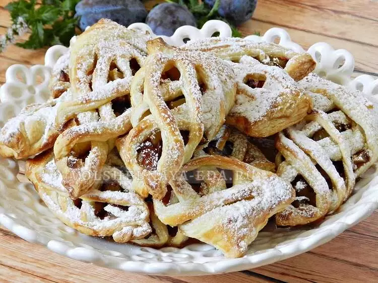 Ажурные слойки со сливами