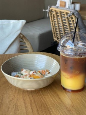 Новый вкусный завтрак в «Нами»: драник с лососем и сырным соусом