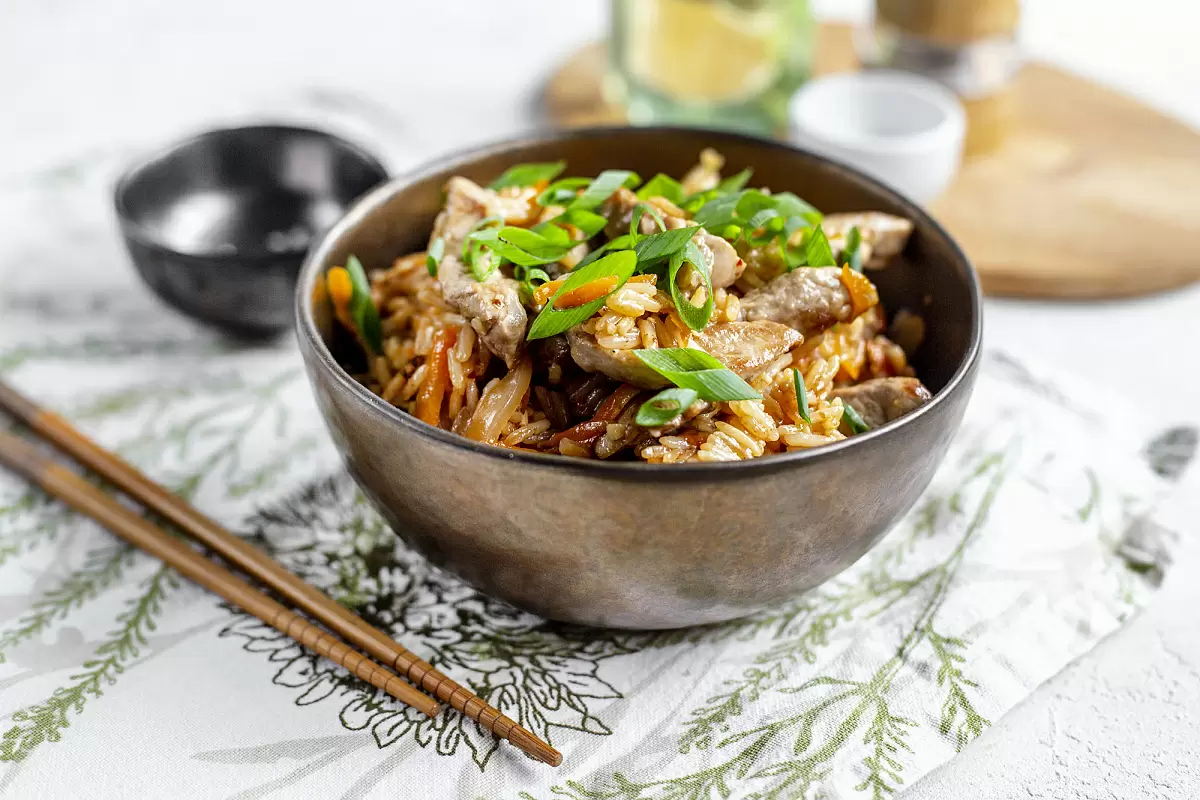 Секреты жареного риса Хойан: с свининой, перцем и кешью