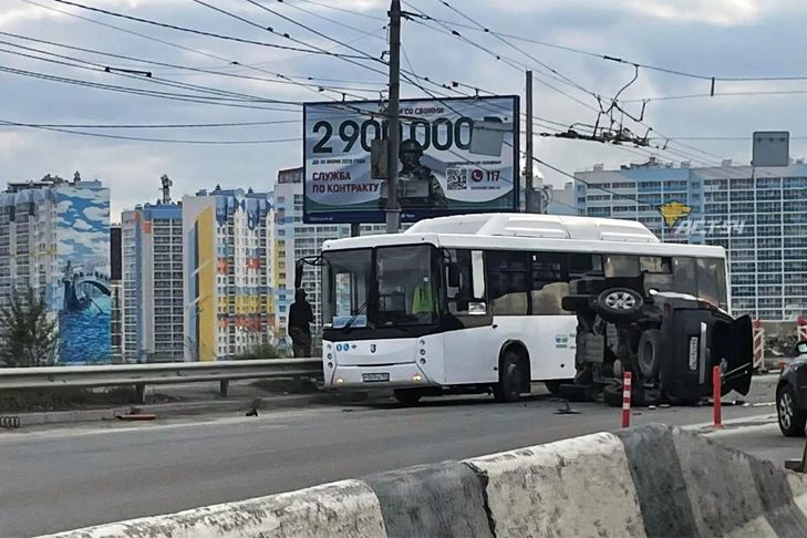 Внедорожник Toyota Land Cruiser Prado лег на бок в ДТП на мосту в Новосибирске