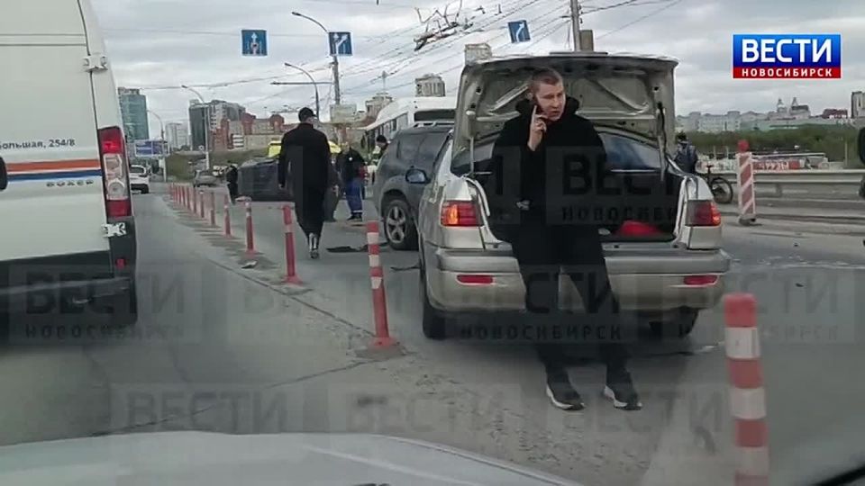 Жёсткая авария. Массовое ДТП произошло на съезде с Димитровского моста в Новосибирске