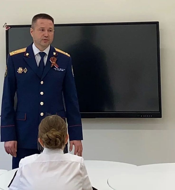 И.о. руководителя следственного управления СКР по Новосибирской области для учащихся профильного класса провел занятие по антикоррупционному просвещению