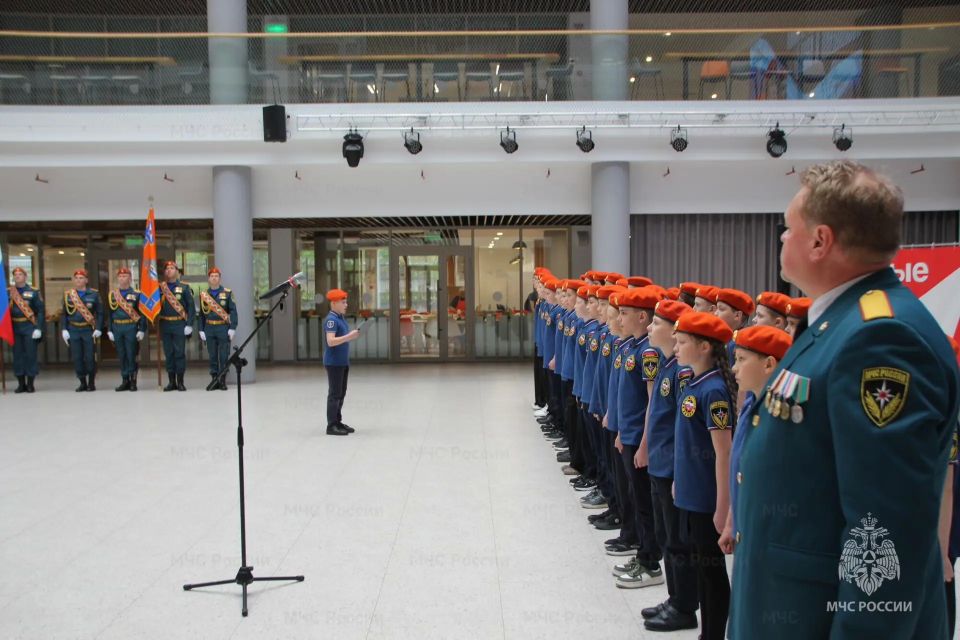 Первая клятва кадетов под шефством МЧС России — первый шаг к служению Родине Первая клятва кадетов под шефством МЧС России — первый шаг к служению Родине