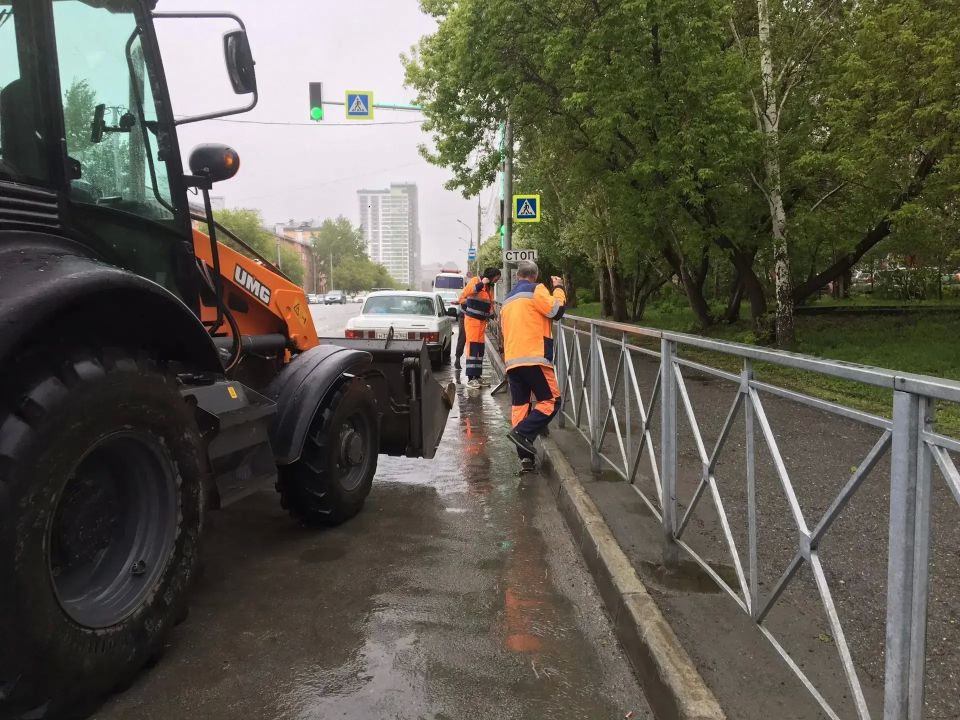 За прошедшие сутки с магистралей и улиц Новосибирска вывезли 433 кубометра мусора и 415 тонн смета и грязи За прошедшие сутки с магистралей и улиц Новосибирска вывезли 433 кубометра мусора и 415 тонн смета и грязи