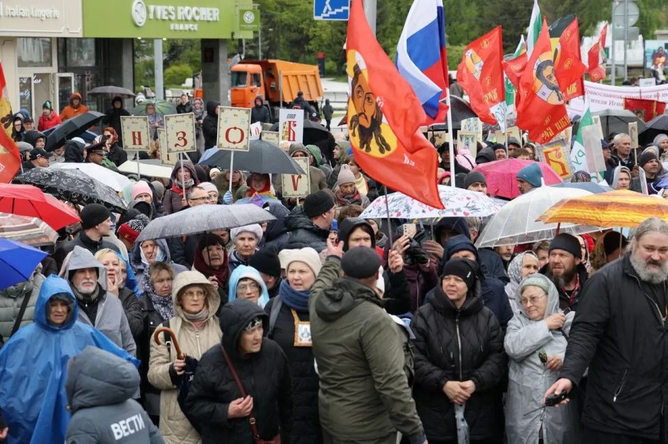 Сегодня по центральным улицам Новосибирска прошел крестный ход Сегодня по центральным улицам Новосибирска прошел крестный ход
