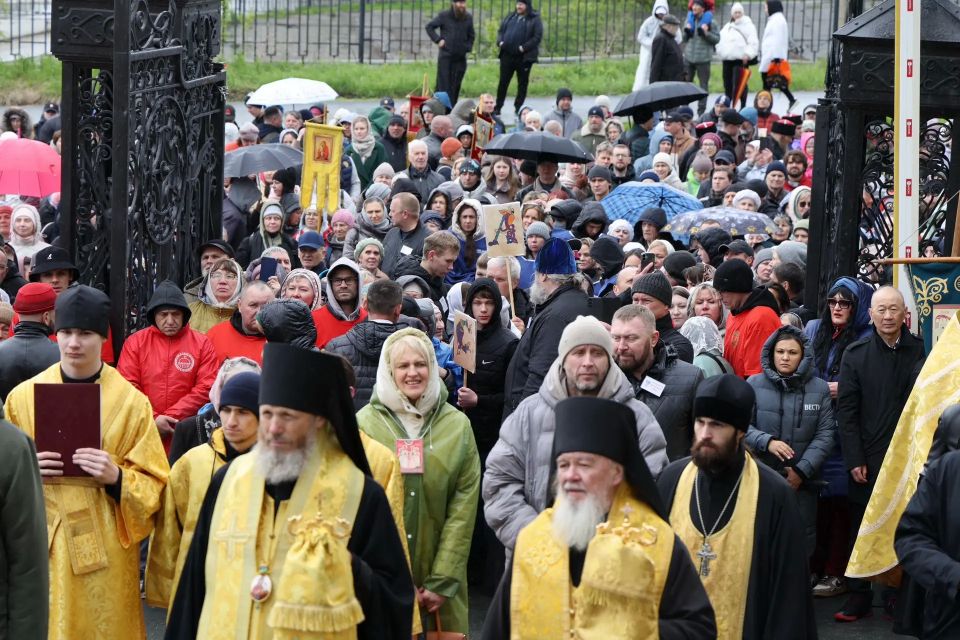 Андрей Травников: Сегодня по центральным улицам города прошел крестный ход в честь Дня памяти Святых равноапостольных Кирилла и Мефодия и Дня славянской письменности и культуры Андрей Травников: Сегодня по центральным улицам города прошел крестный ход в честь Дня памяти Святых равноапостольных Кирилла и Мефодия и Дня славянской письменности и культуры