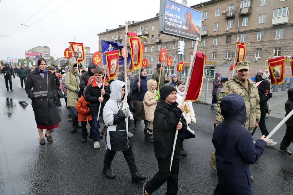 Андрей Травников: Сегодня по центральным улицам города прошел крестный ход в честь Дня памяти Святых равноапостольных Кирилла и Мефодия и Дня славянской письменности и культуры Андрей Травников: Сегодня по центральным улицам города прошел крестный ход в честь Дня памяти Святых равноапостольных Кирилла и Мефодия и Дня славянской письменности и культуры