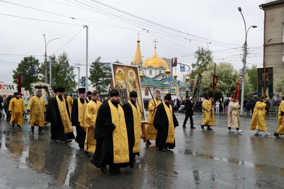 Сегодня по центральным улицам Новосибирска прошел крестный ход Сегодня по центральным улицам Новосибирска прошел крестный ход