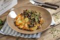 Сытное угощение: говядина с картошкой и сыром в ярком вкусном соусе