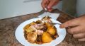 Ароматная курица с грибами и картошкой: два простых рецепта