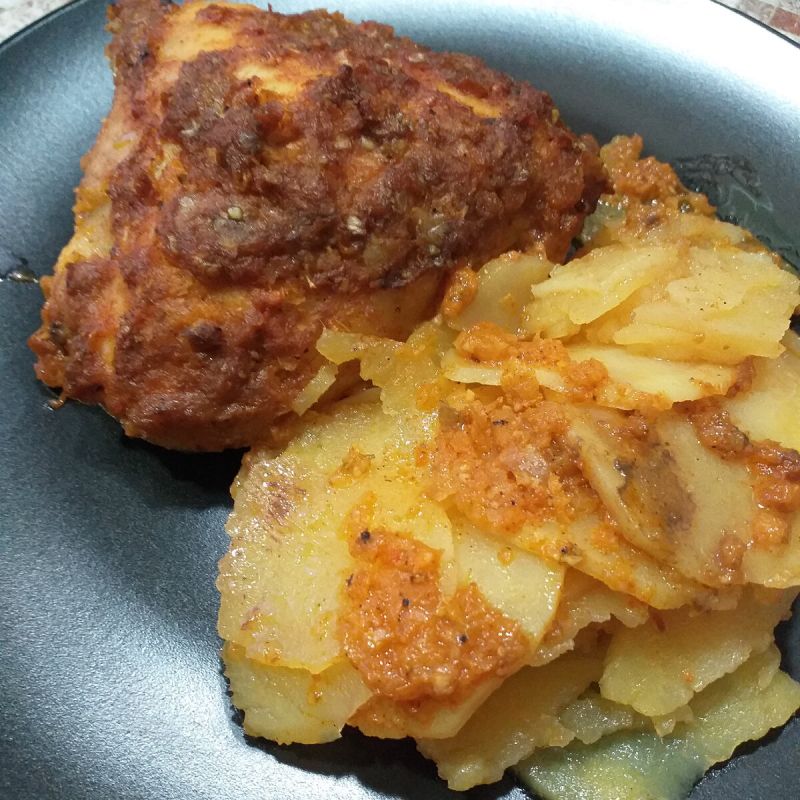 Куриные бедрышки в луковом маринаде: наслаждение с картофельной подушкой