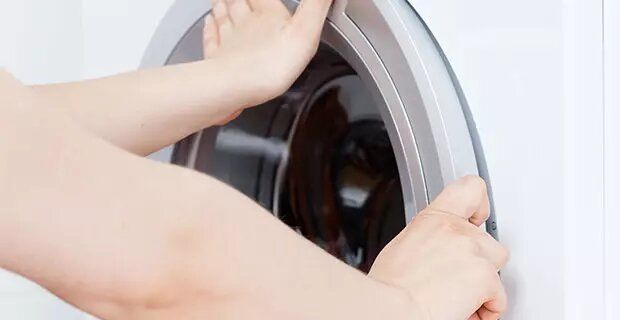 Как безопасно открыть дверцу стиральной машины во время стирки