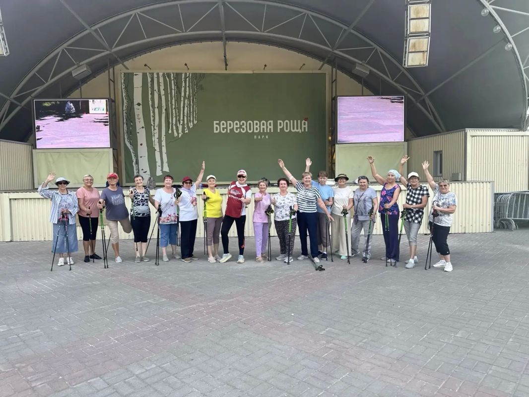 Инструкторы по спорту МАУ «Стадион» проводят зарядки в парках для всех желающих Инструкторы по спорту МАУ «Стадион» проводят зарядки в парках для всех желающих