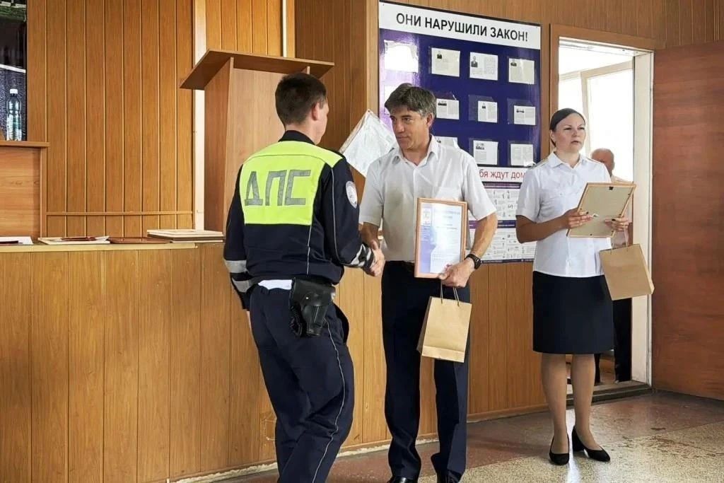 С 90-летием сотрудников и ветеранов Госавтоинспекции поздравил начальник Управления МВД России по городу Новосибирску С 90-летием сотрудников и ветеранов Госавтоинспекции поздравил начальник Управления МВД России по городу Новосибирску