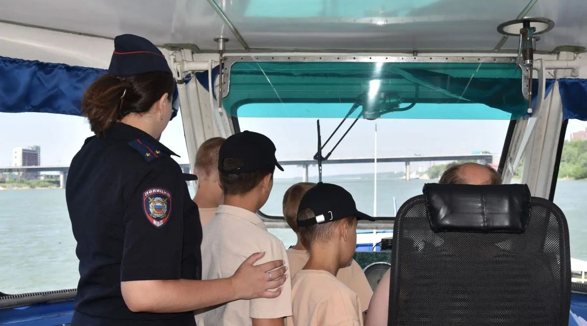 Транспортные полицейские Сибири поздравили с Днём семьи, любви и верности подшефную многодетную семью Транспортные полицейские Сибири поздравили с Днём семьи, любви и верности подшефную многодетную семью