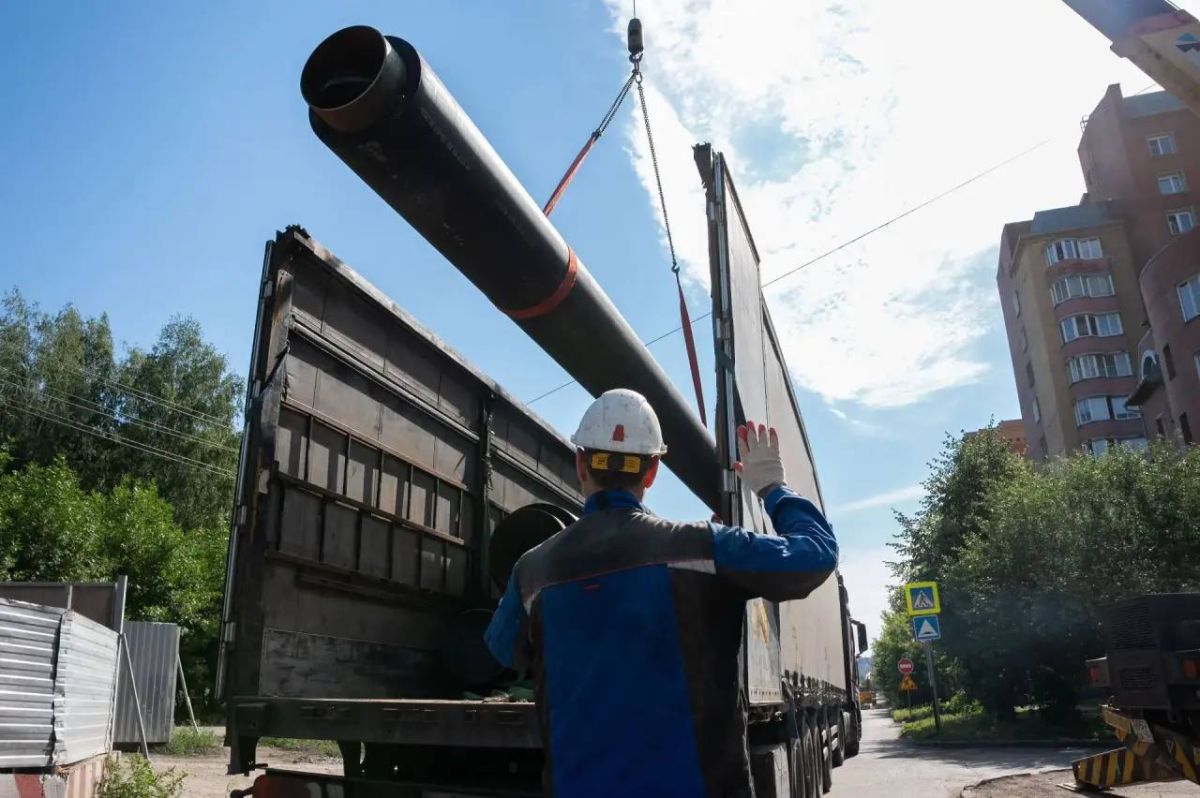 На участке ведут замену тепломагистрали диаметром 500 мм. Общая протяженность новых труб - 420 м в однотрубном исчислении На участке ведут замену тепломагистрали диаметром 500 мм. Общая протяженность новых труб - 420 м в однотрубном исчислении