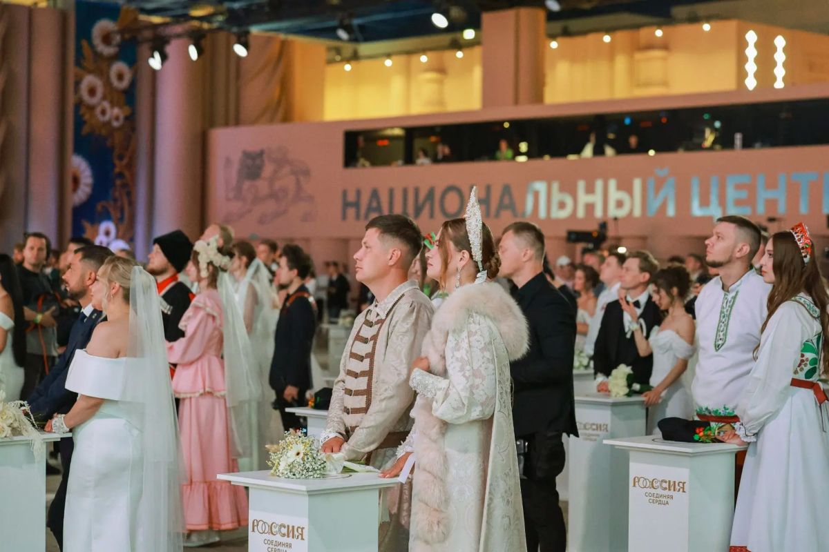 Три пары из Новосибирской области заключили брак на Всероссийском свадебном фестивале Три пары из Новосибирской области заключили брак на Всероссийском свадебном фестивале